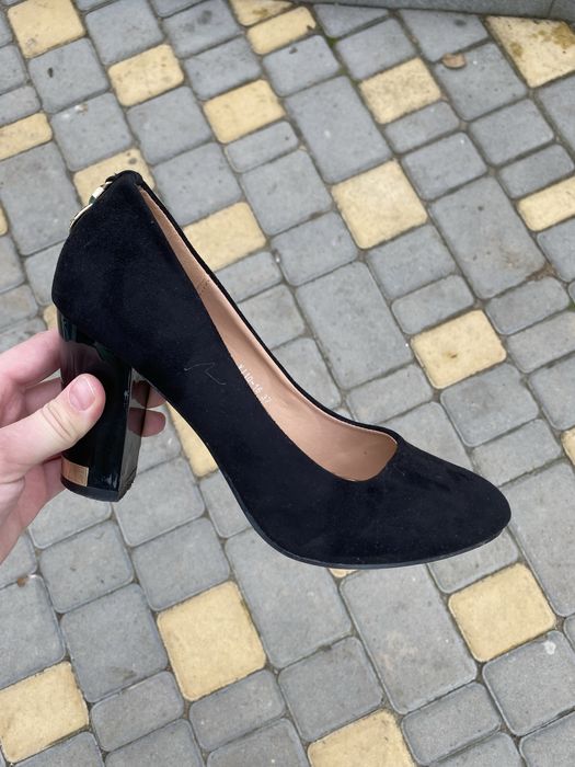 Замшеві туфлі на каблуку