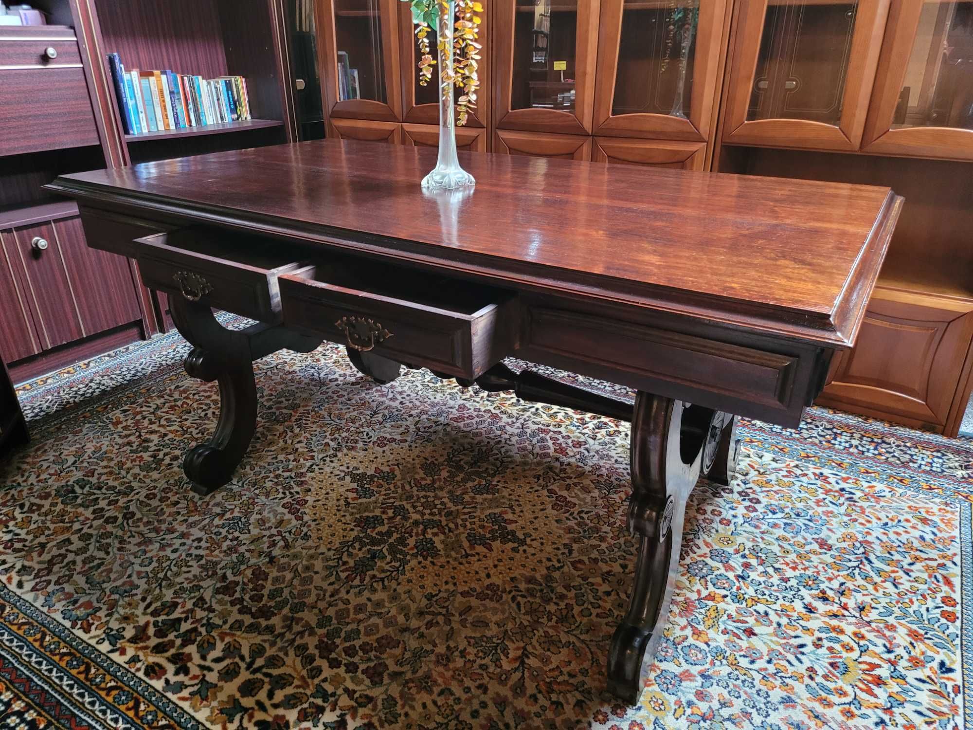 Mesa de sala em madeira maciça com gavetas - Bom estado geral