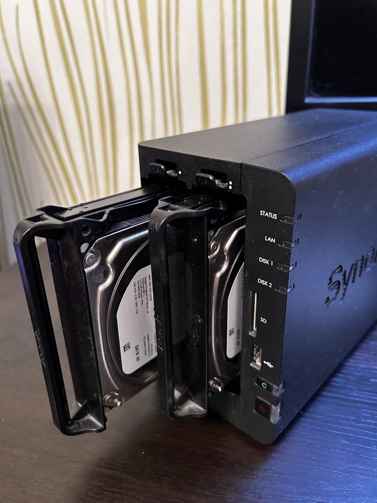 Сервер NAS Synology Ds 214 play+ два Seagate Exos 7E8 по 8 терабайт