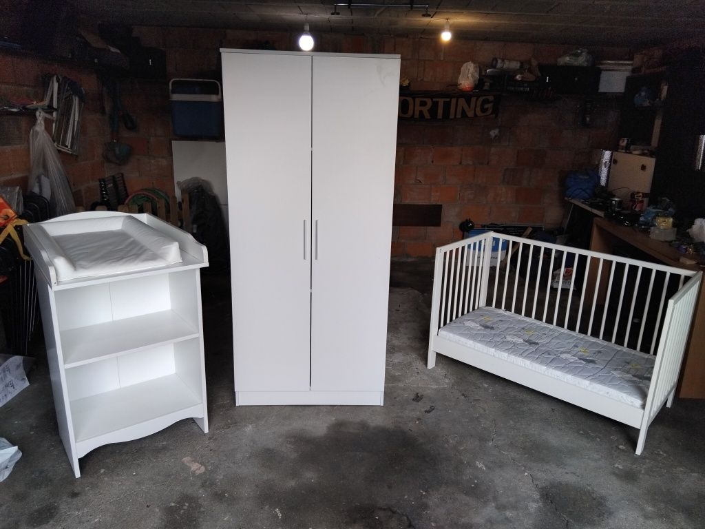 Quarto bebe (berço,muda-fraldas e guarad fatos)