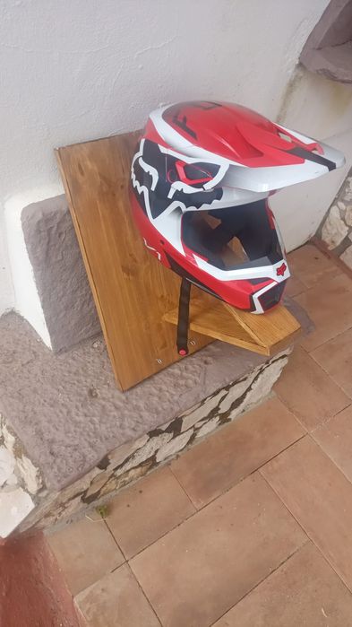 Suporte de capacete em madeira