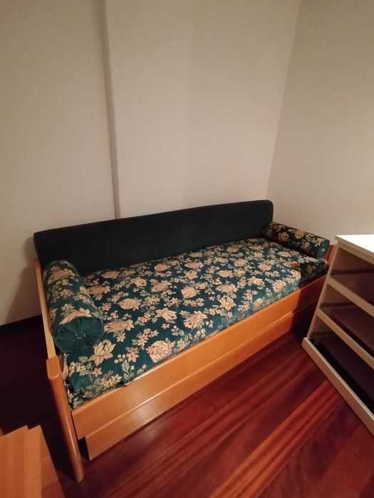 Sofa / cama. Com duas camas