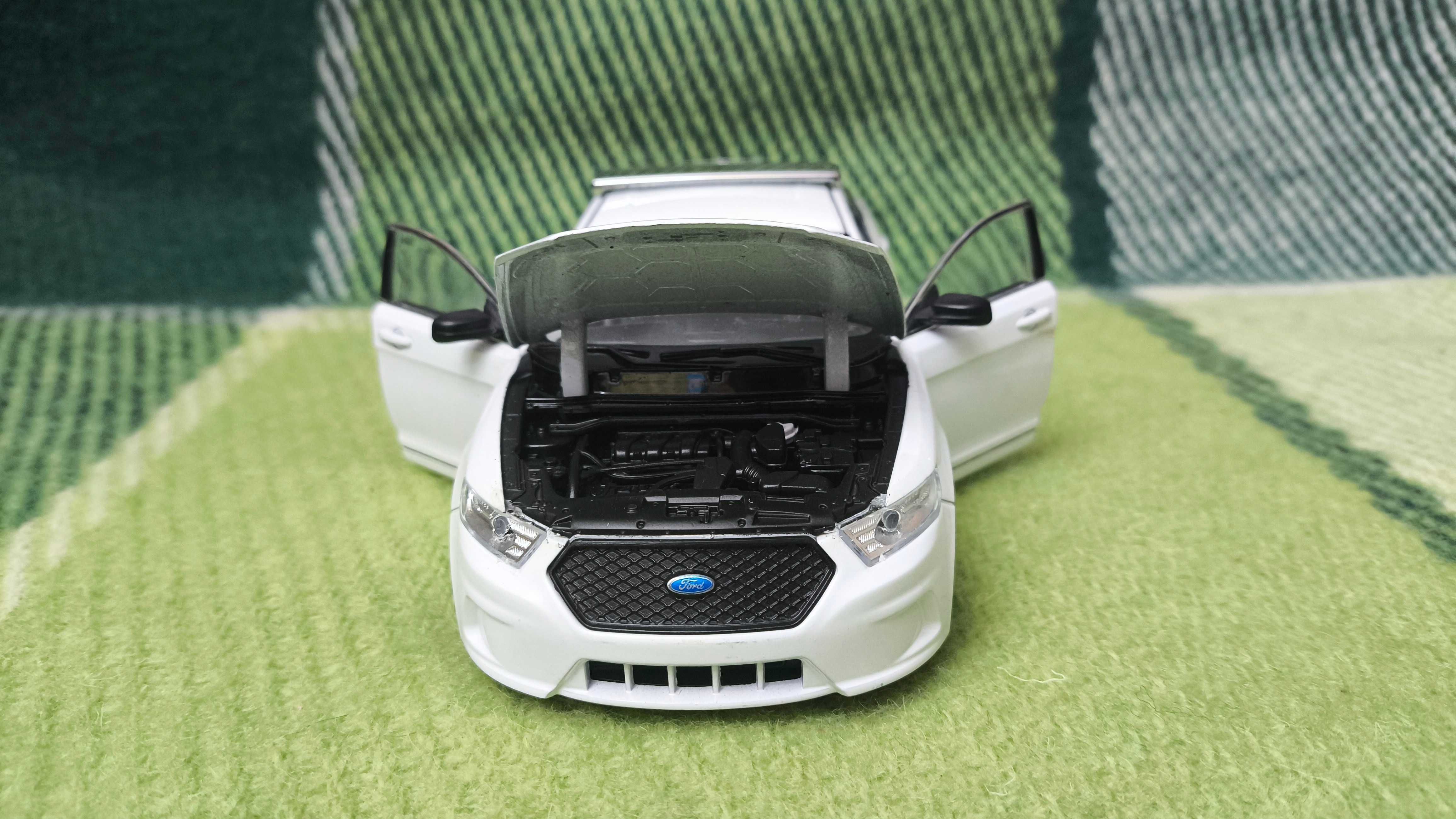 Машинка Ford Police Interceptor 1.24 Welly