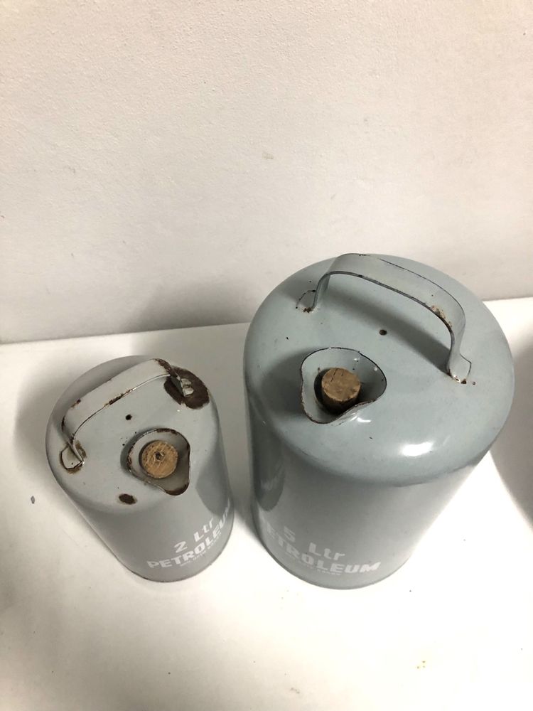 Par de latas antigas de petroleo