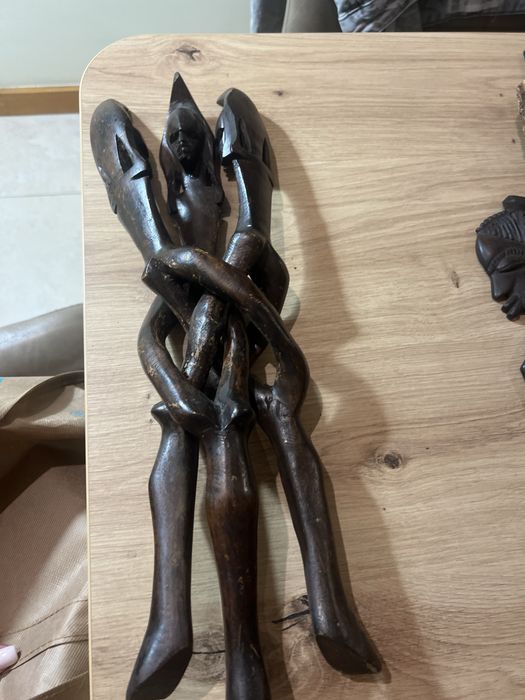 Escultura Africana “União” — Três Figuras Entrelaçadas em Madeira
