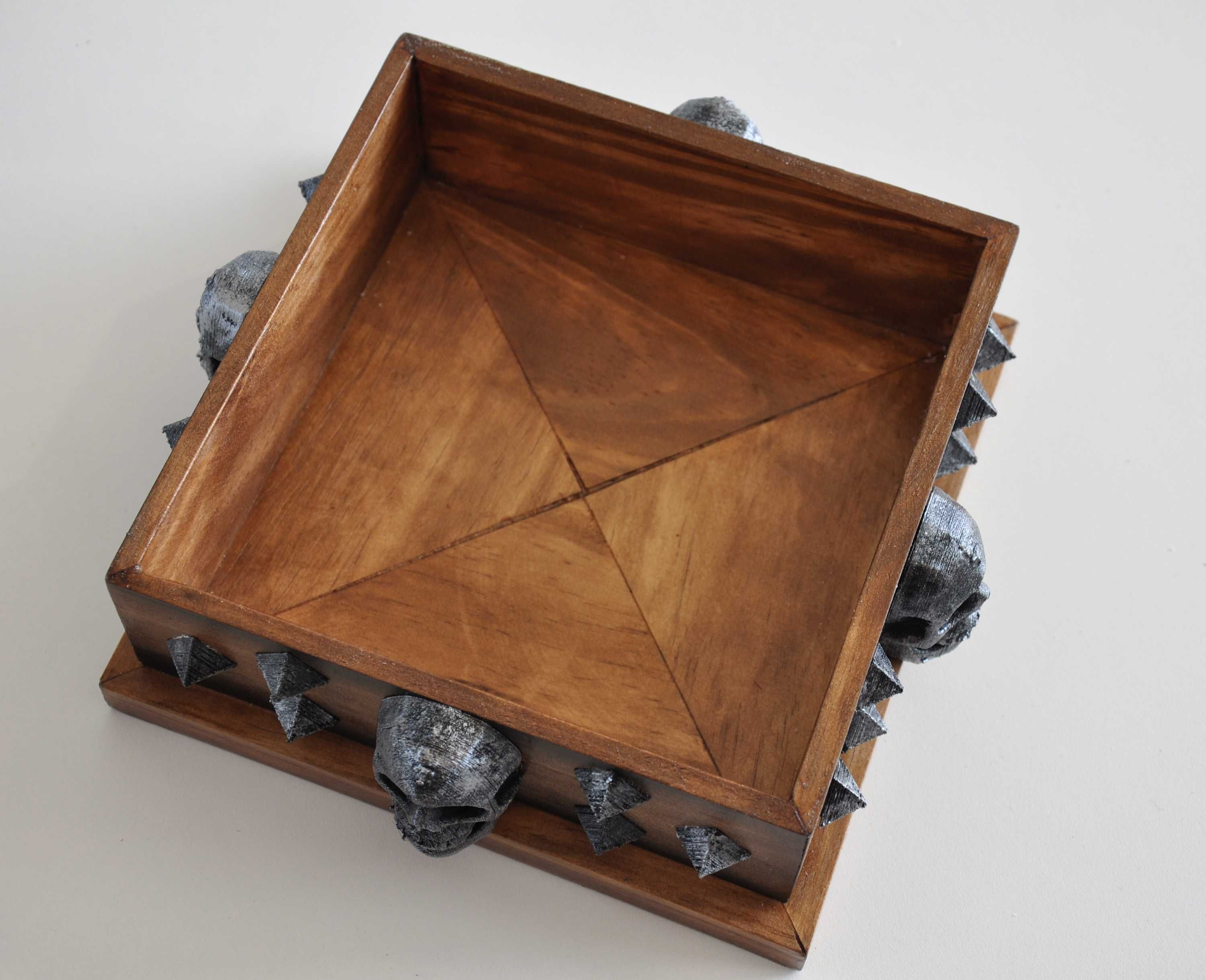 Caixa em madeira Caveira - artesanato gótico metal picos personalizada