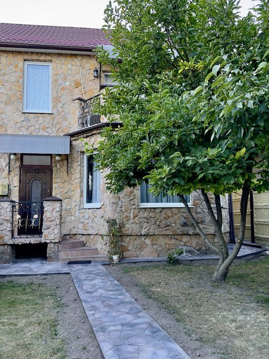Продаю затишний окремий двоповерховий будинок поблизу центру  міста