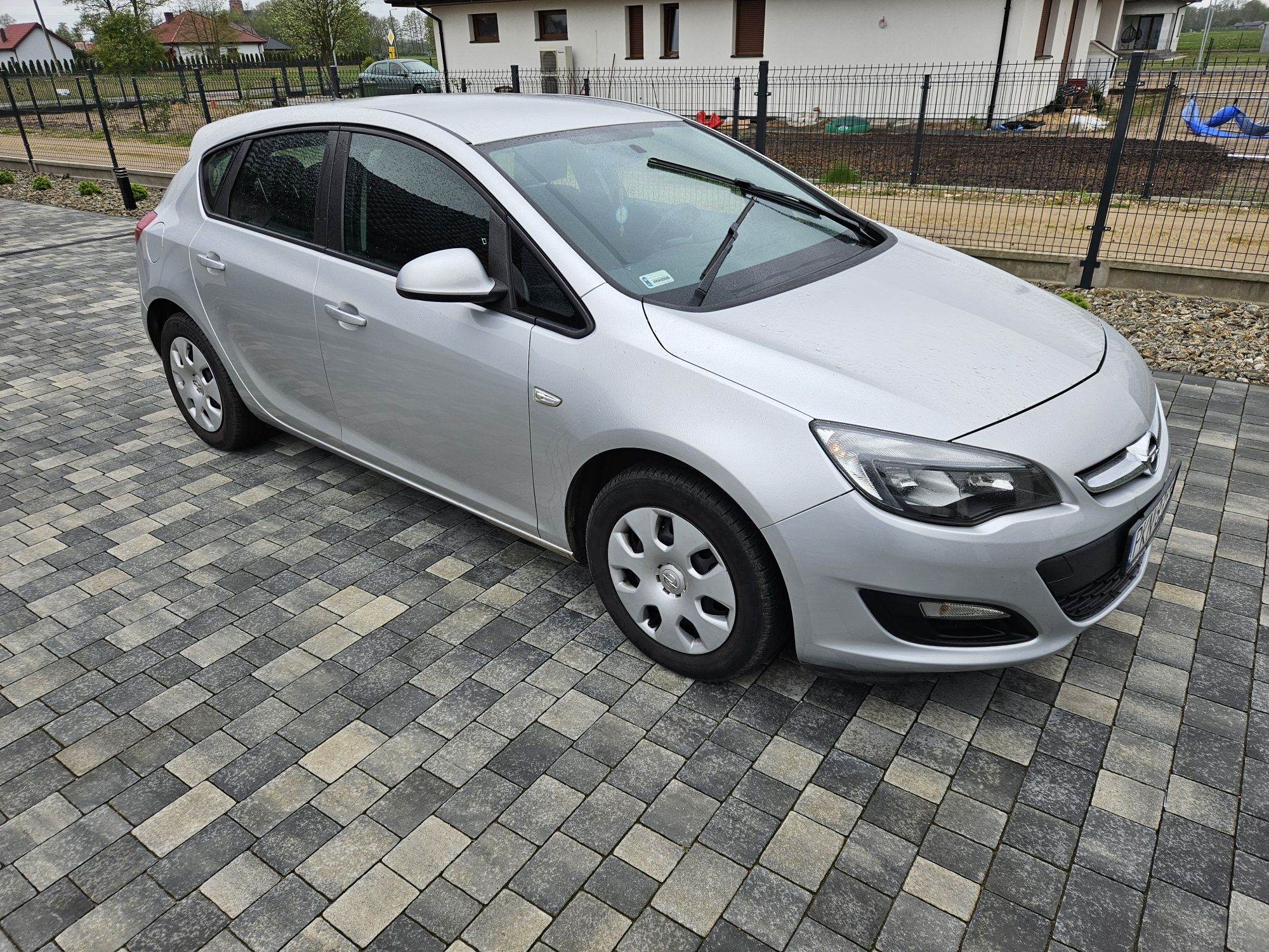 Opel Astra J z 2015 roku - Zadbany egzemplarz z przebiegiem 109 000 km