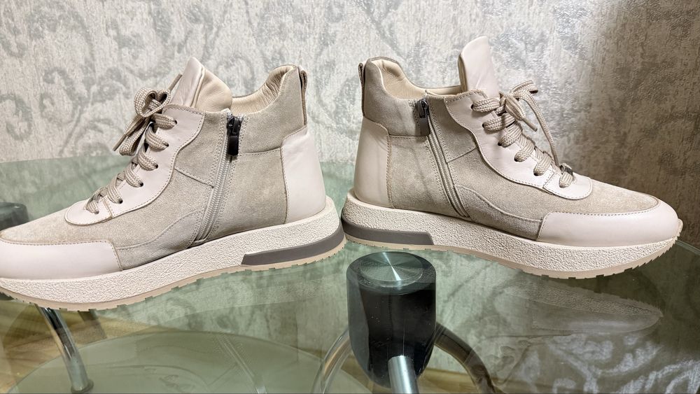 Продам зимові хутряні кросівки