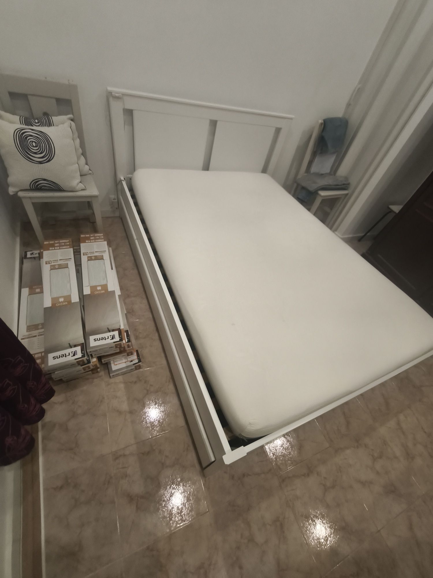 Cama Ikea casal 140/190 em bom estado com gavetas