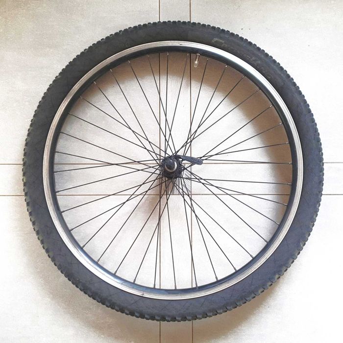 Przednie koło rowerowe z oponą 26x2,0