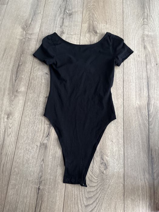 Body z krótkim rękawem i lekko odkrytymi plecami