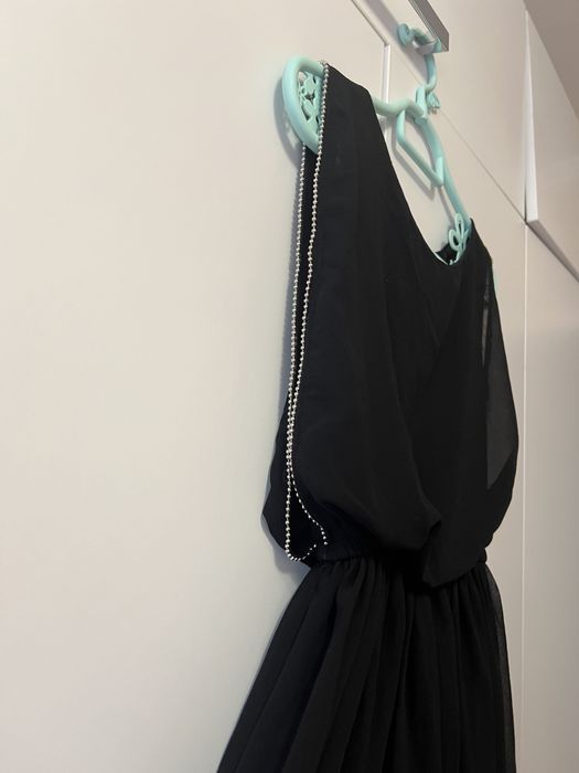 Черное платье с жемчугом с пышной юбкой