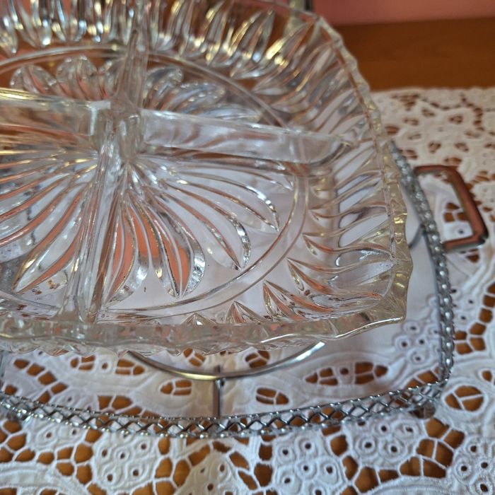 Кришталева менажниця в металевому кофрі