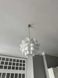Biała nowoczesna lampa