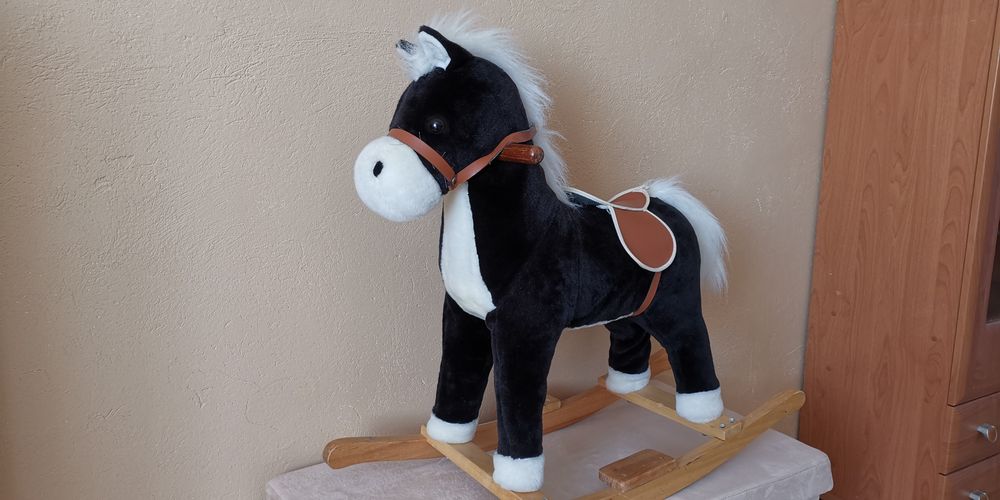 Czarny konik na biegunach dla dziecka