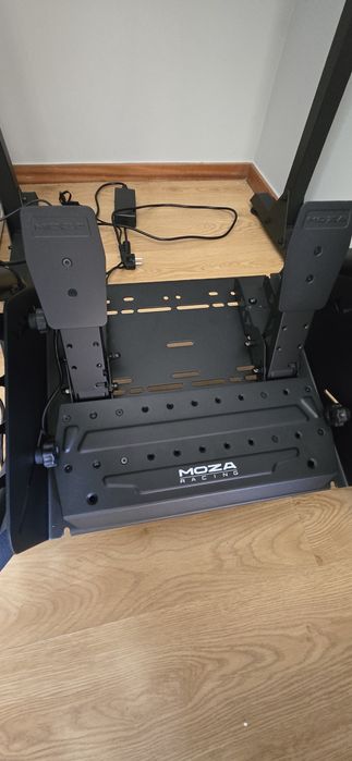 Moza R5 (Base + volante + pedais)
