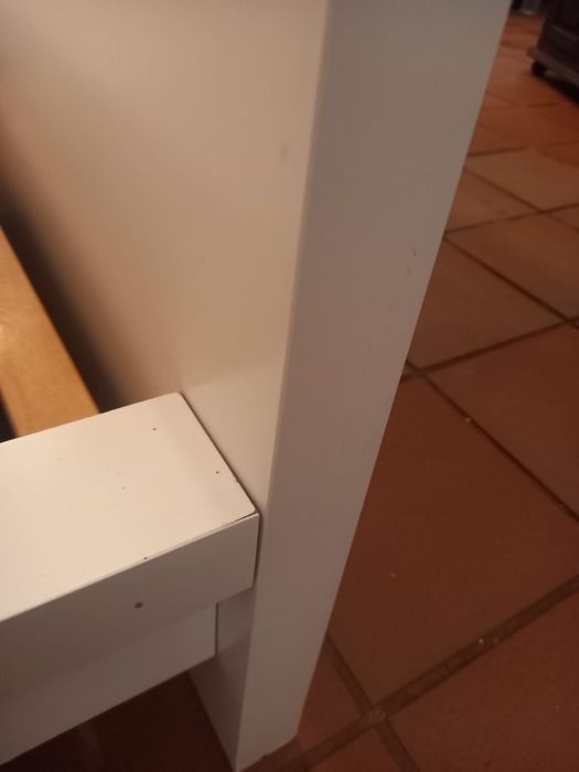 Cama branca de solteiro