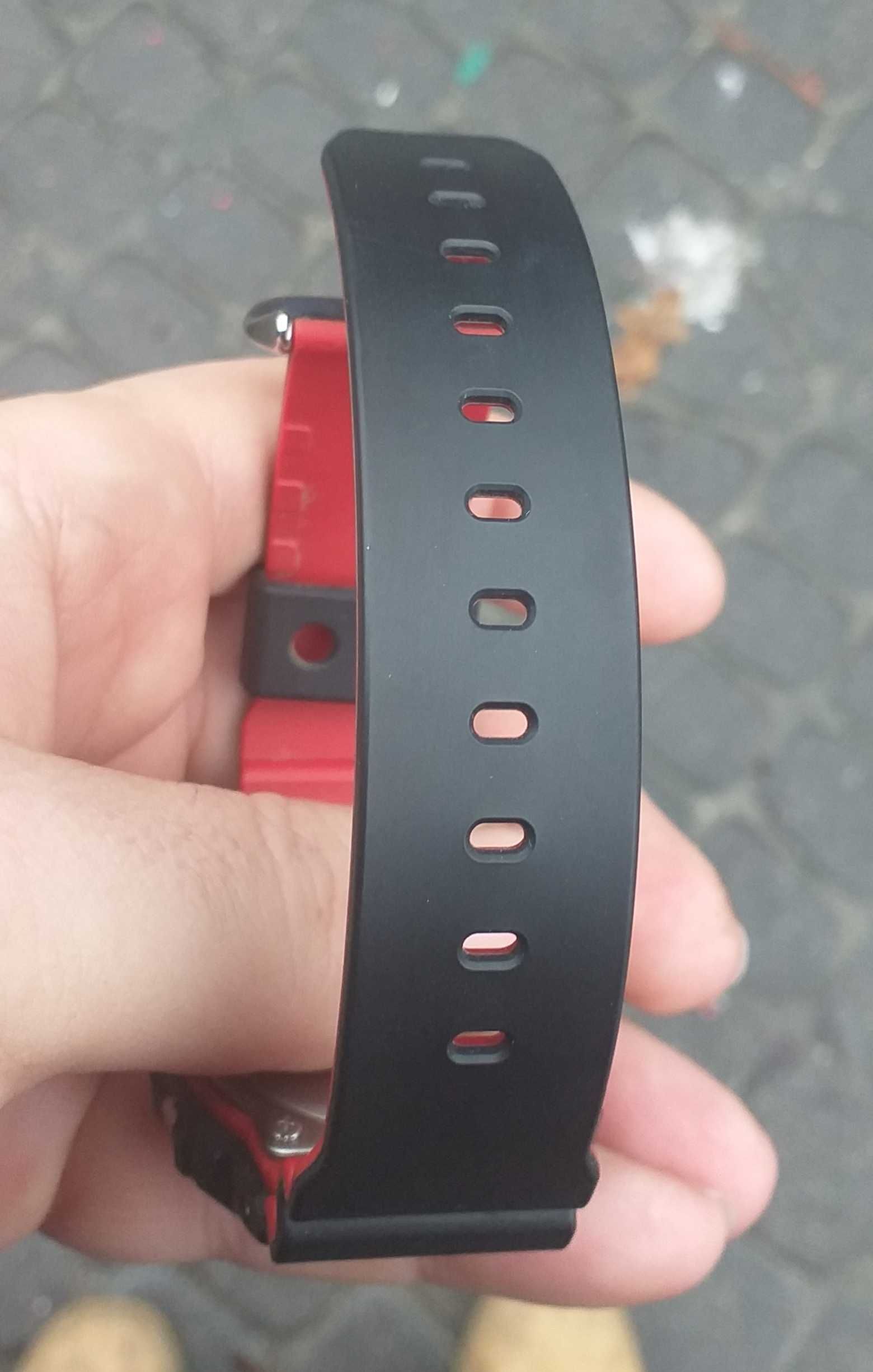 Zegarek Casio G-shock DW-5600HR-1ER ma grawer.