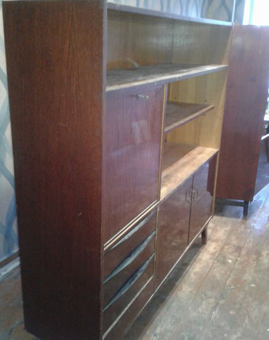 Сервант у комплекті з навісними полками давніх часів Можлива доставка