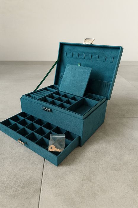 Elegancka szkatułka na biżuterię kuferek organizer zamszowy na kolczyk