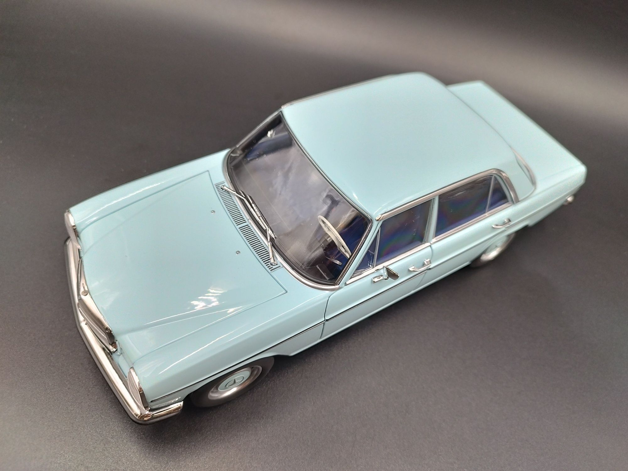 1:18 Norev 1968 Mercedes 200 W115 model nowy