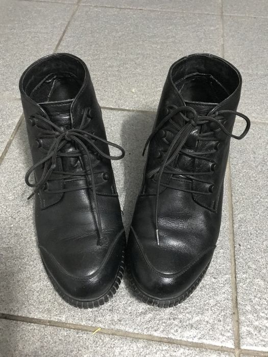 Продаю шкіряні чорні ботінки на шнурках на невеликому каблучку на 37 р