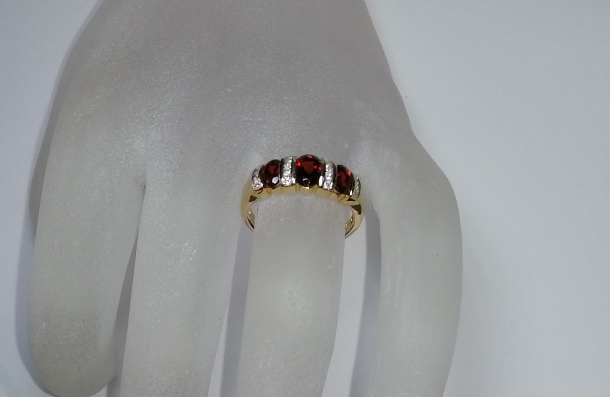 Золотое кольцо с гранатами и бриллиантами 0,16 карат 17,5 мм. НОВОЕ