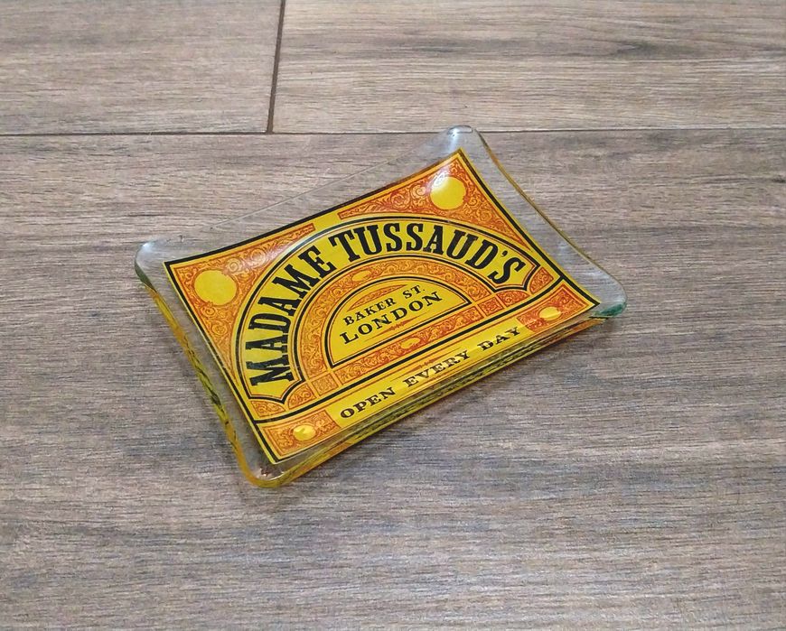 Cinzeiro antigo e vintage do museu de cera "Madame Tussaud's"