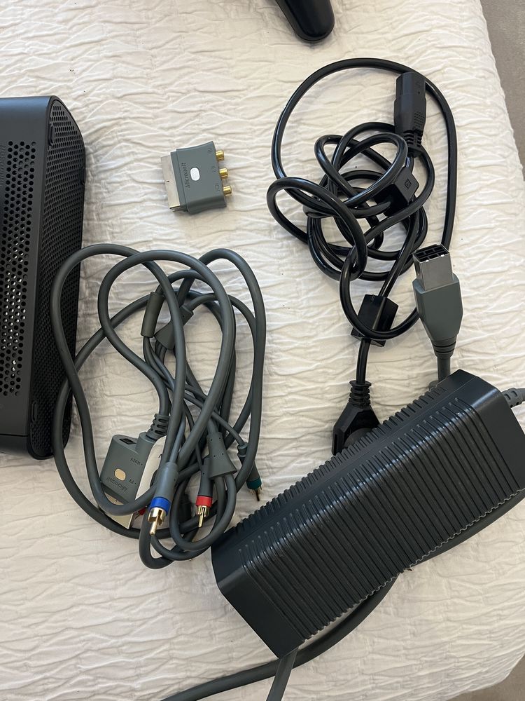 Xbox 360 + 2 comandos e todos cabos origem