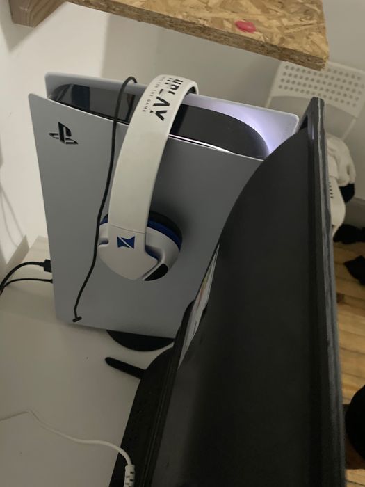 Vendo uma PS5 com um comando ainda tenho a caixa já usada mas perfeito