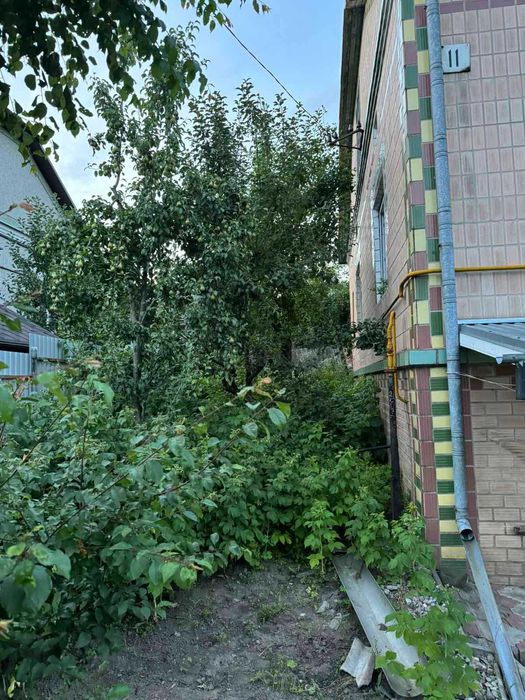 Продається житловий будинок в селищі Козова.