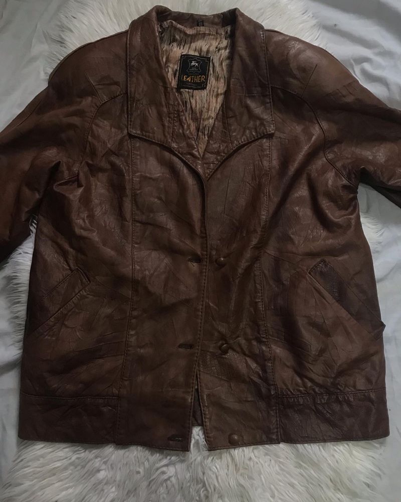 Blusão / Casaco Vintage de pele com bolsos e ombreiras