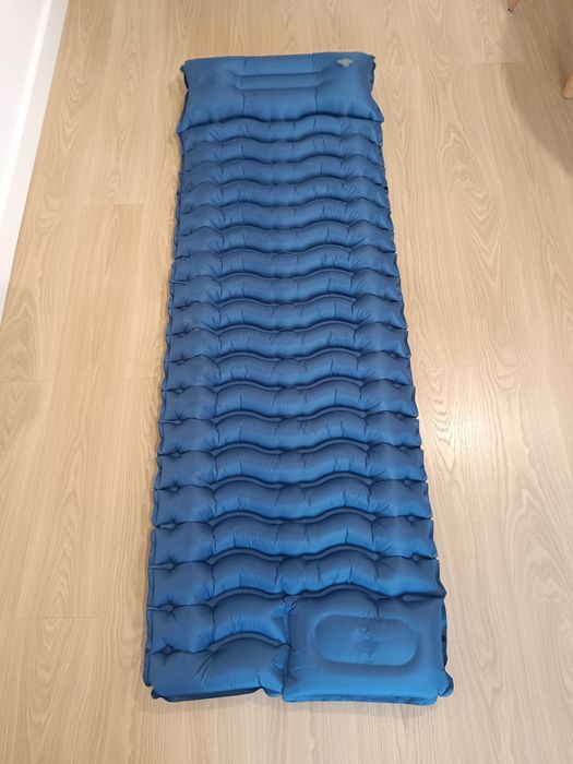 Mata kempingowa z wbudowaną pompką