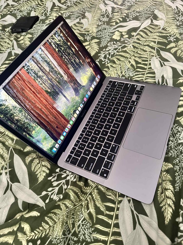 Macbook Air 13 inch with apple M1 chip