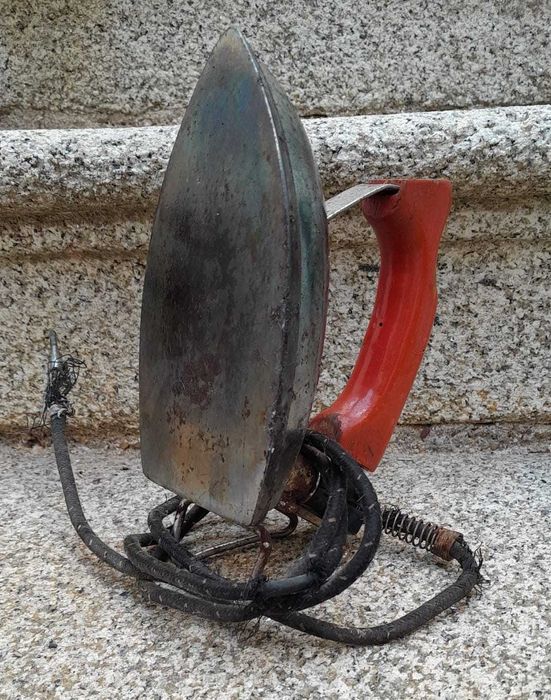 Ferro de Engomar Antigo – Vintage / Industrial