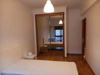 Quarto com muita luz natural