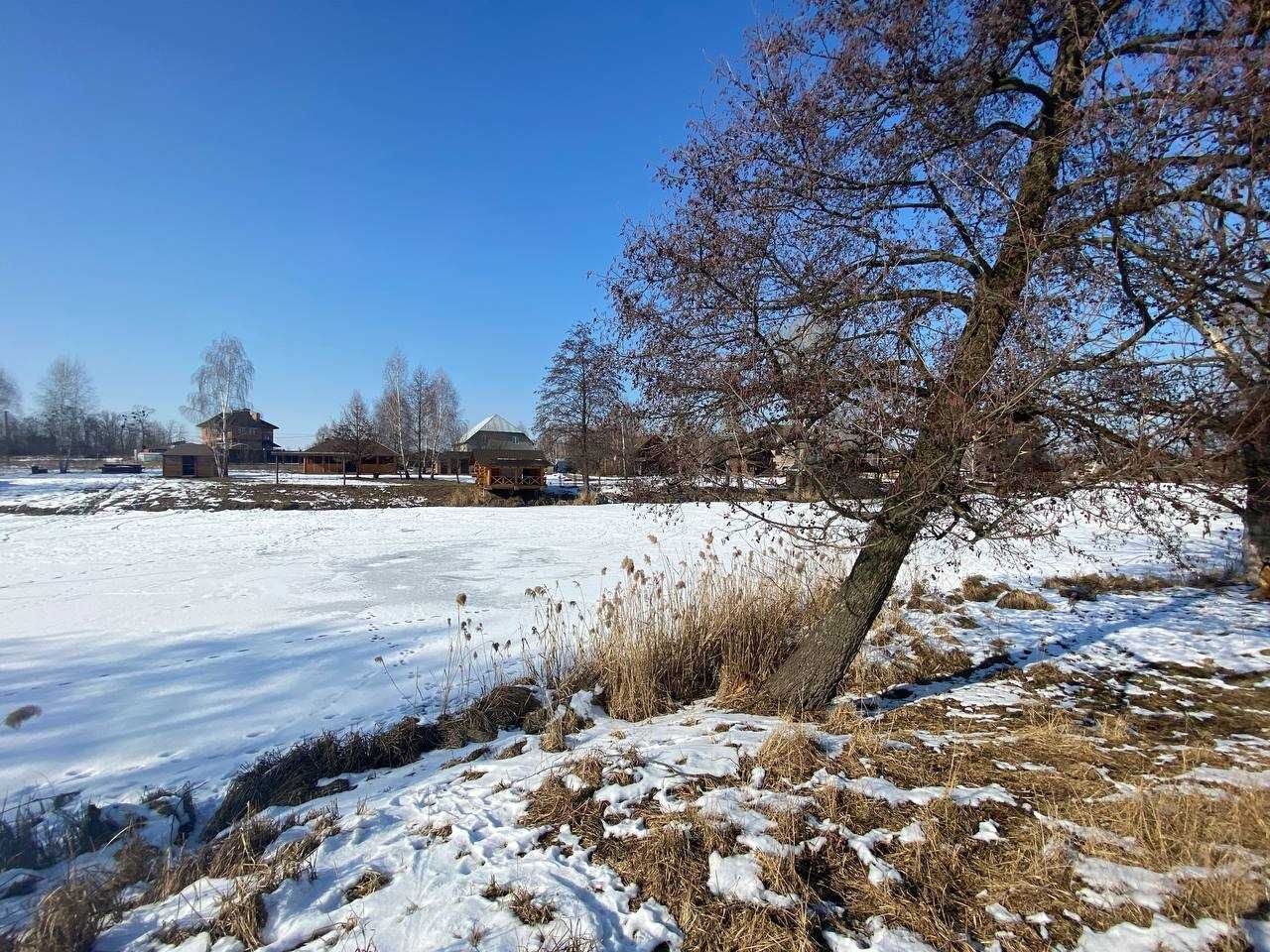 Продаж: Ділянка, с. Микуличі в мальовничому місці на березі озера