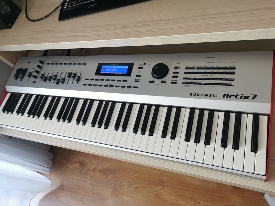 Kurzweil Artis 7 + Case