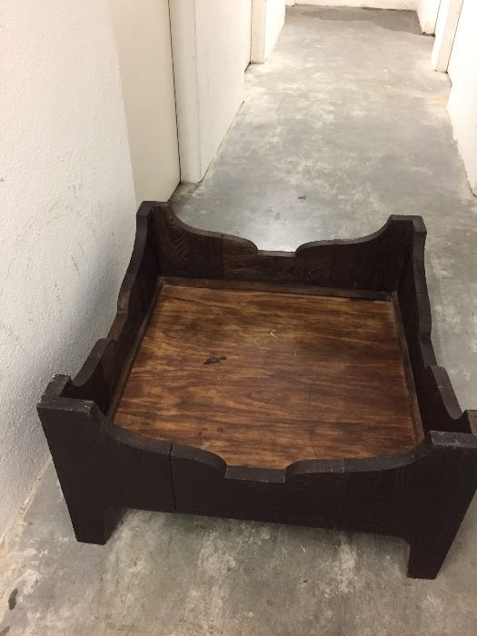 Mesa muito antiga em castanho (toda maciça)