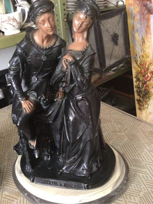 Estatua de ROMEU E JULIETA em marfinite com 35 cms de altura
