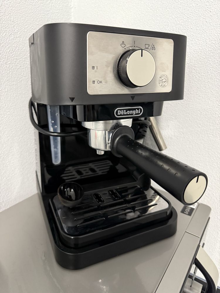 Кавоварка ріжкова DeLonghi EC260BK майже нова
