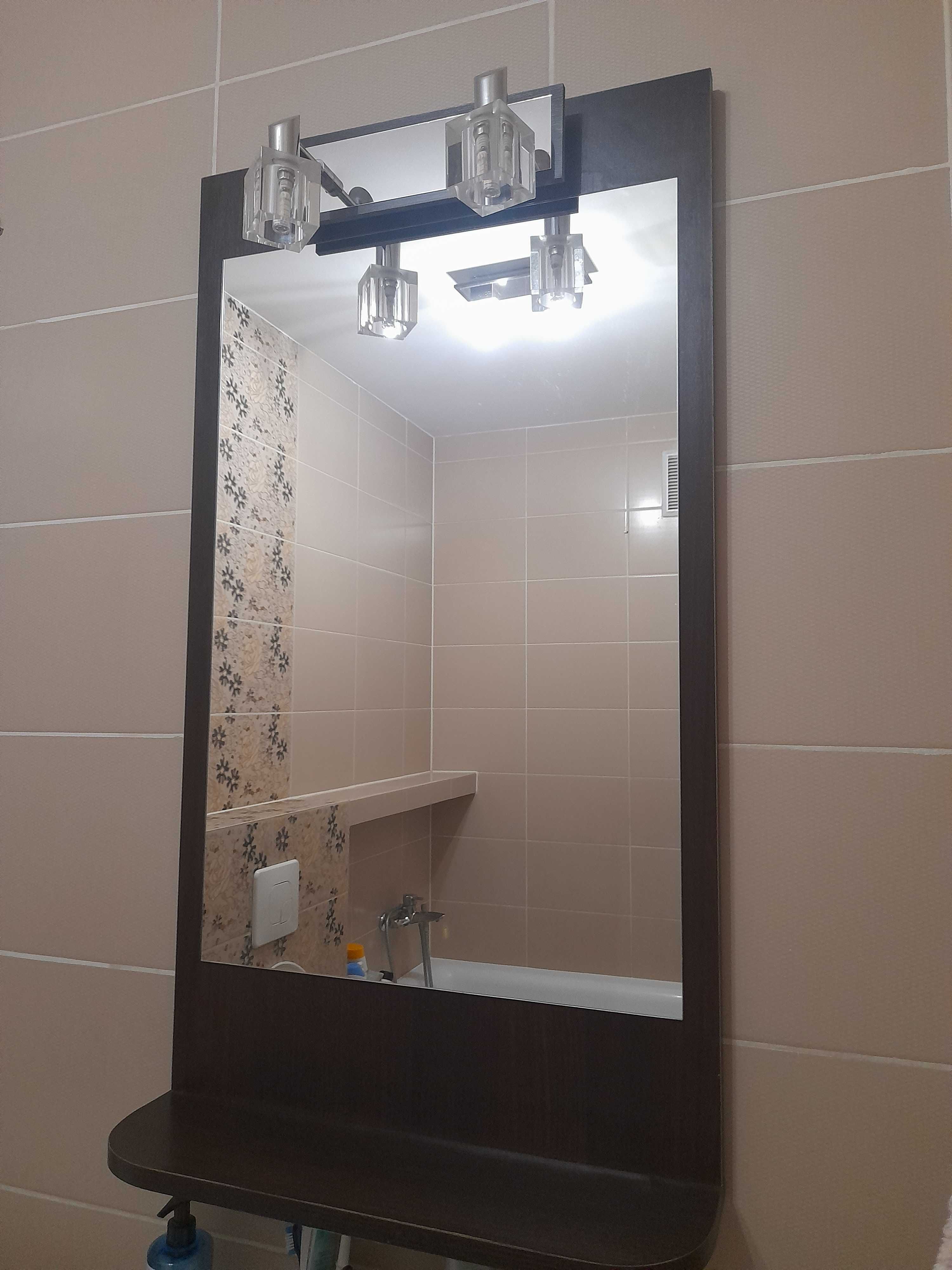 Lustro na drewnie z półeczką dodatkowo światełka