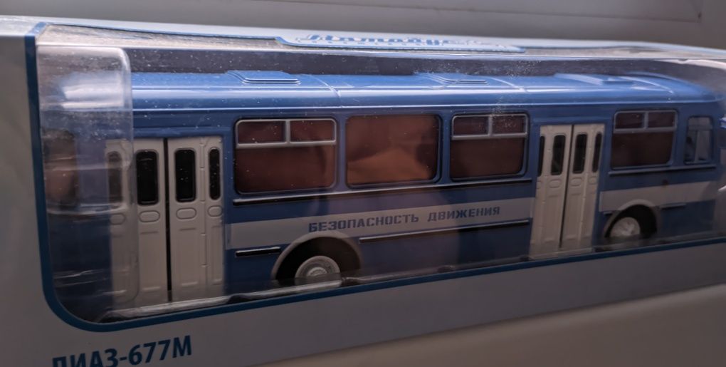 Модель автобуса ЛиАЗ-677М, 1:43