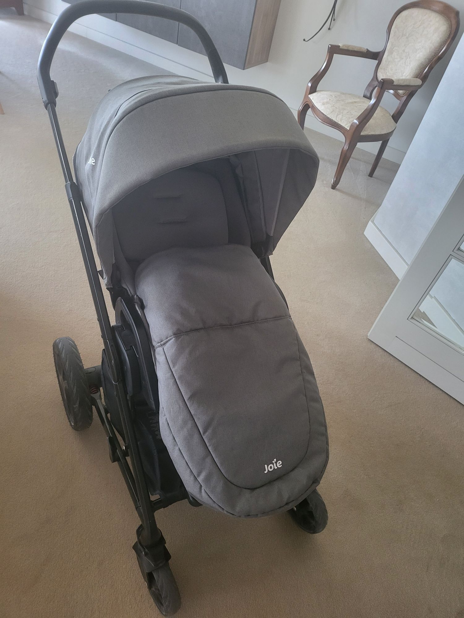 Trio para bebê Joie (ovo com isofix, alcofa e carrinho de passeio)