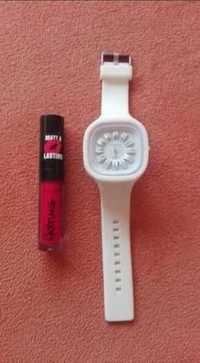 Biały ozdobny  zegarek