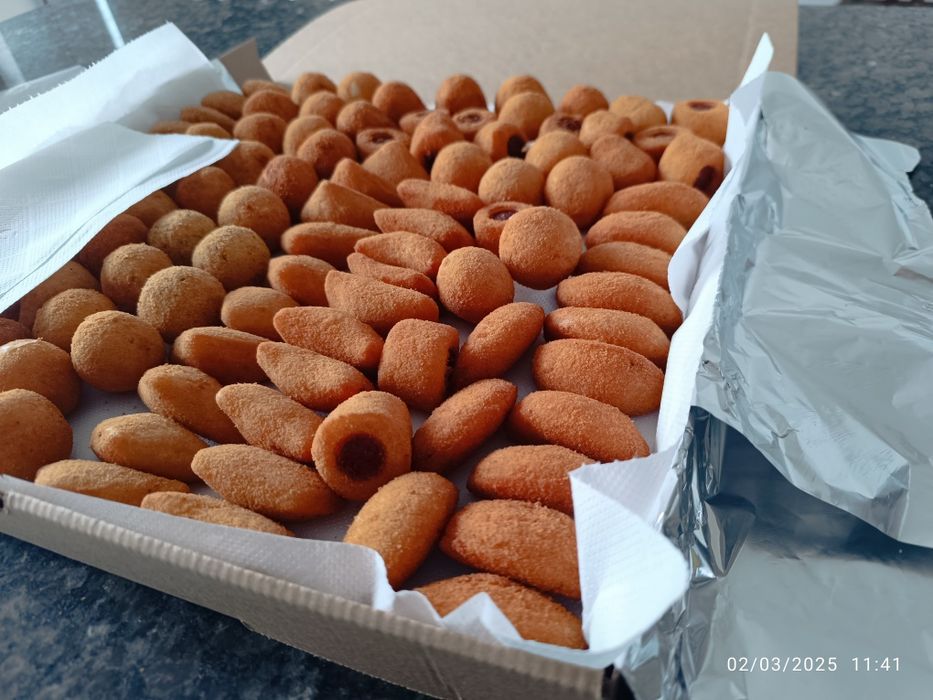 Caixa com 50 salgadinhos fritos variados