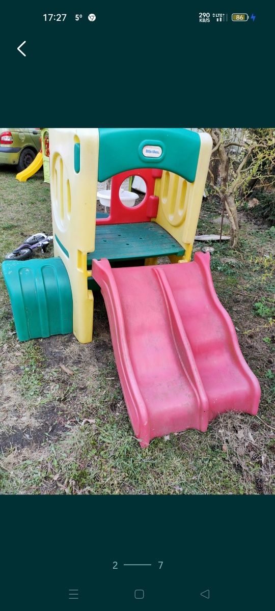 Plac zabaw dla dzieci little tikes zawierający zjeżdżalni