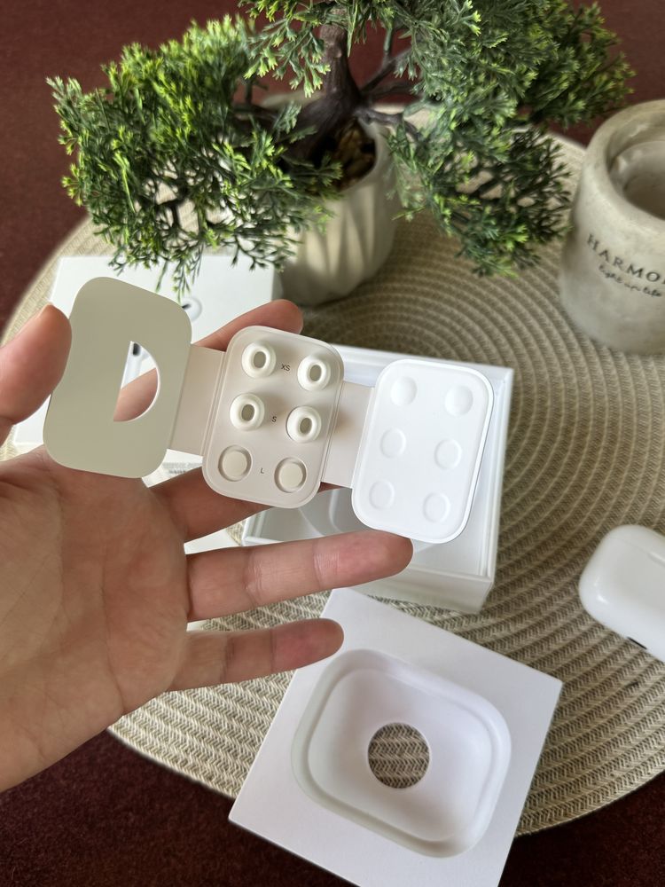 AirPods Pro 2 — стан 7/10, шумоподавлення, MagSafe