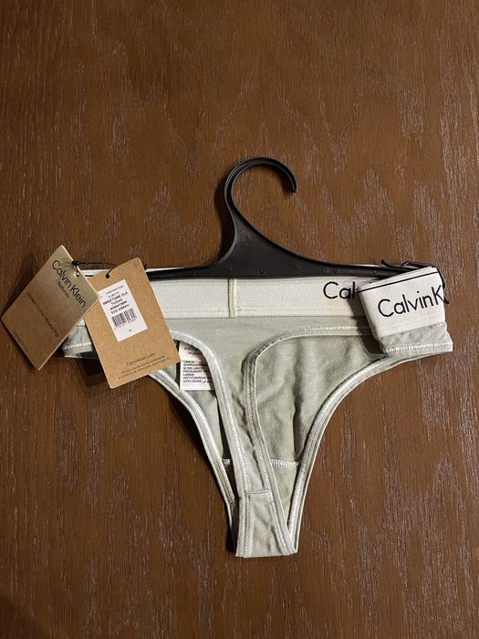 Stringi damskie Calvin Klein r. M
